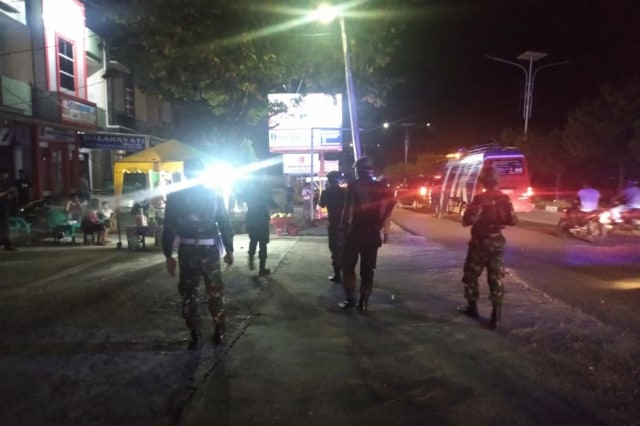 Tim gabungan saat menertibkan warga yang keluyuran di luar rumah seiring pemberlakuan jam malam di Aceh. Foto: Dok. Pendam IM