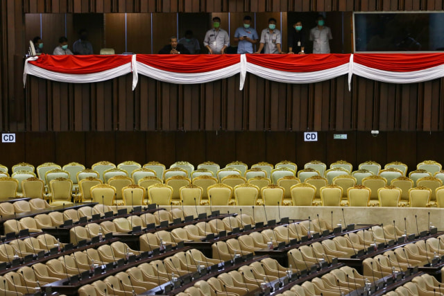 Suasana deretan kursi kosong saat berlangsungnya Rapat Paripurna DPR Pembukaan Masa Persidangan III Tahun Sidang 2019-2020 di Kompleks Parlemen, Senin (30/3). Foto: ANTARA FOTO/Rivan Awal Lingga