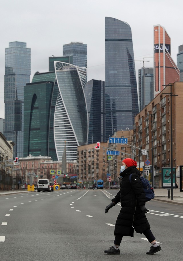 Seorang pejalan kaki menyebrangi jalanan yang sepi, selama lockdown di Moskow, Rusia, Senin (30/3). Foto: REUTERS/Evgenia Novozhenina