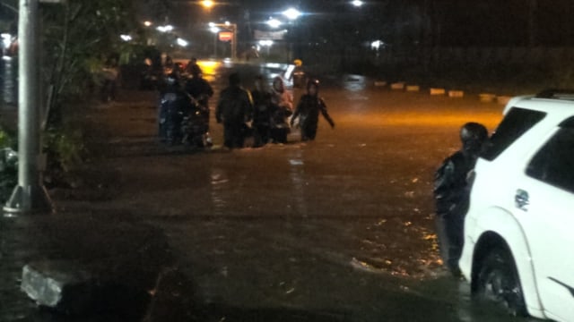 Banjir di Bandung, Senin (30/3) malam. Foto: Dok. Istimewa