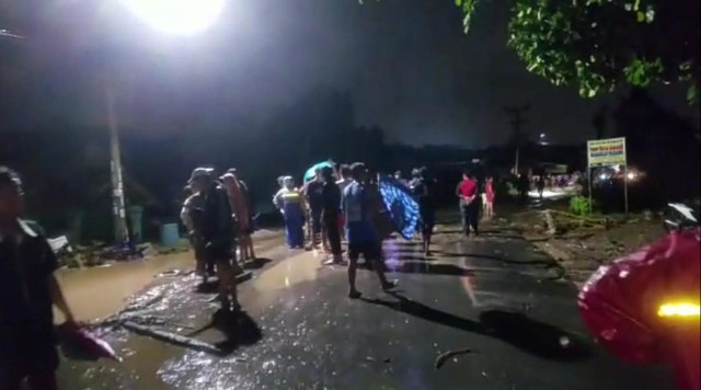 Sejumlah ruas jalan di Kelurahan Sukamaju Kecamatan Teluk Betung Timur Bandar Lampung terendam banjir akibat hujan deras, Senin (30/3) | Foto : Ist