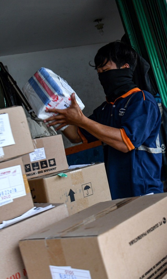 Pekerja menata barang yang akan dikirim melalui kereta api di Stasiun Pasar Senen, Jakarta Pusat. Foto: ANTARA FOTO/Sigid Kurniawan