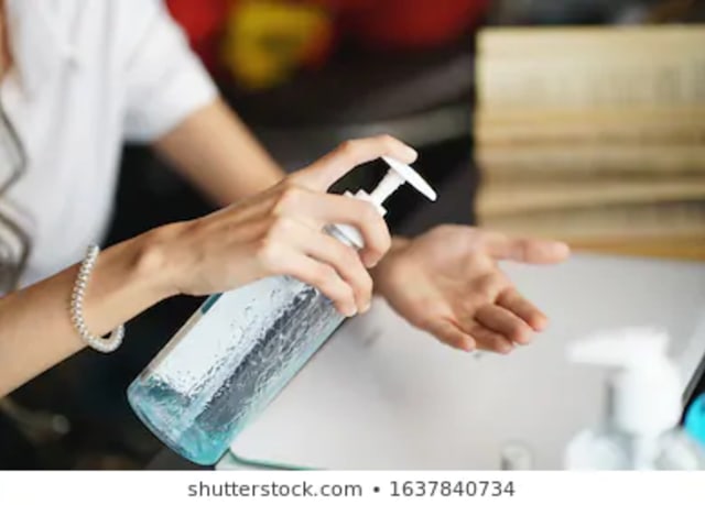 Penggunaan Hand Sanitizer   foto: Shutterstock
