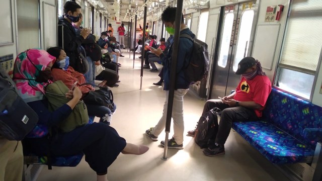 Sejumlah penumpang di dalam gerbong kereta rel listrik (KRL) Serpong arah Tanah Abang.  Foto: Dok. Suhada/pembaca kumparan