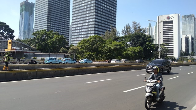 Sejumlah pengendara melintasi jalan Sudirman, Jakarta, Selasa (31/3).  Foto: Dok. Suhada/pembaca kumparan