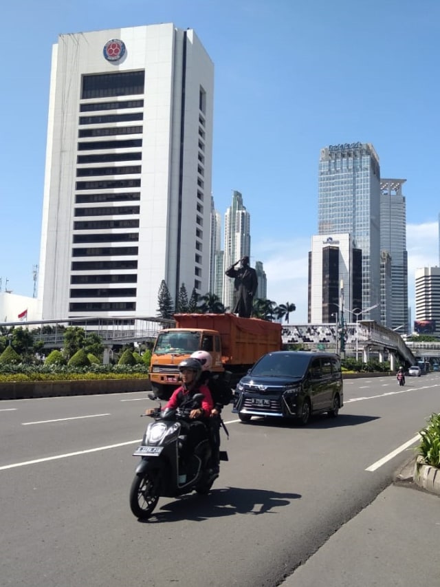 Sejumlah pengendara melintasi jalan Sudirman, Jakarta, Selasa (31/3).  Foto: Dok. Suhada/pembaca kumparan