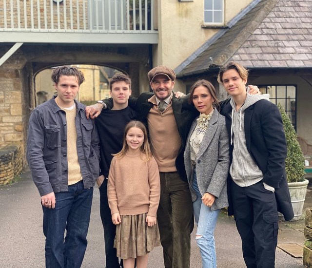 Keluarga David dan Victoria Beckham saat berada di rumah Cotswolds. Foto: dok. Instagram