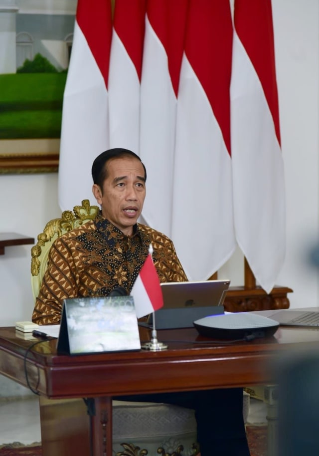 Presiden Joko Widodo memimpin rapat terbatas (ratas) membahas penanganan pandemi virus korona atau Covid-19 melalui telekonferensi di Istana Kepresidenan Bogor. Foto: Dok. BPMI Setpres/Muchlis Jr