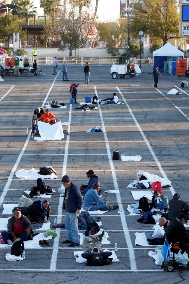 Para tunawisma dikumpulkan di tempat parkir sementara Cashman Center, Las Vegas, Nevada, Amerika Serikat, Senin (30/3). Foto: Reuters/Steve Marcus