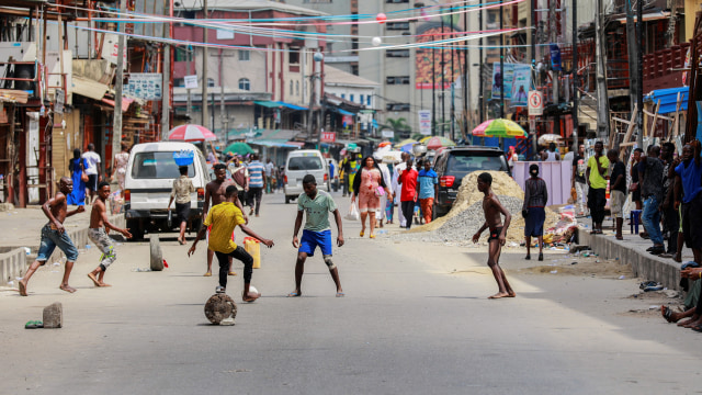 
Suasana sepi saat lockdown untuk membatasi penyebaran virus corona di Lagos, Nigeria, Jumat (27/3). Foto: REUTERS/Temilade Adelaja