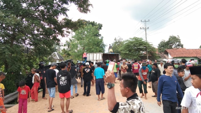 Kecelakaan beruntun terjadi di Jalur Tegal-Purwokerto tepatnya di Desa Pagojengan Kecamatan Paguyangan Kabupaten Brebes, Selasa (31/3/2020) . (Foto: Reza Abineri)