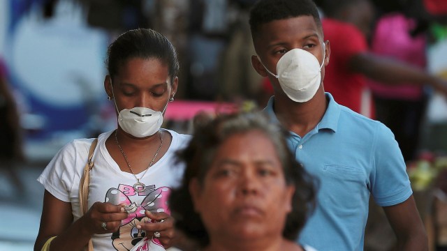 Masyarakat menggunakan masker saat wabah corona di Panama. Foto: Reuters/Erick Marciscano