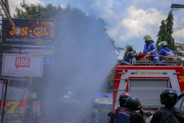 Petugas pemadam kebakaran menyemprotkan cairan disinfektan di Kabupaten Tangerang, Banten. Foto: ANTARA/Fauzan