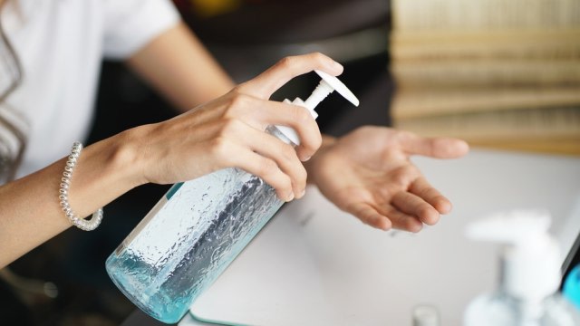 Ilustrasi memakai hand sanitizer. Foto: Shutter Stock
