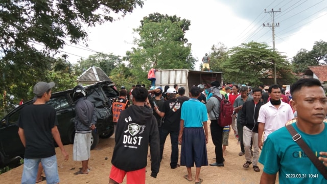 Kecelakaan maut terjadi di Jalur Tegal-Purwokerto tepatnya di Desa Pagojengan Kecamatan Paguyangan Kabupaten Brebes, Selasa (31/3/2020). (Foto: Reza Abineri)