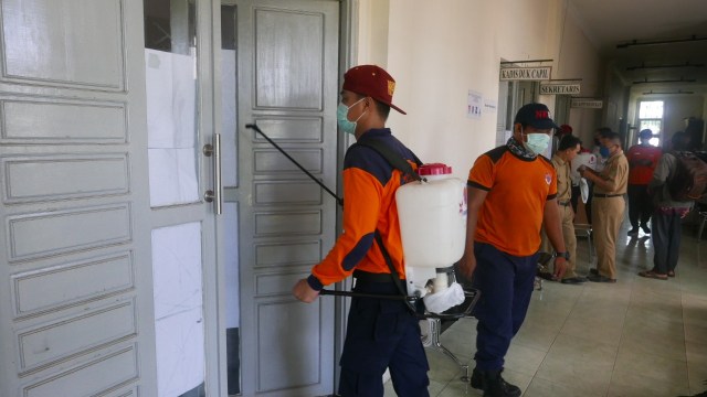 Penyemprotan disinfektan dilakukan di perkantoran Pemkab Sekadau, Selasa (31/3). Foto: Dok. Diskominfo Kabupaten Sekadau