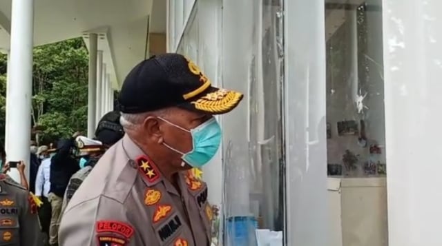 Kapolda Papua, Irjen Pol Paulus Waterpauw saat melihat lokasi penembakan di Kuala Kencana Timika. (BumiPapua.com/Katharina)