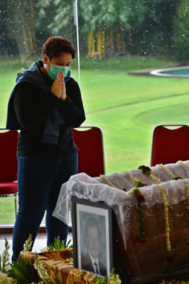 Salah satu putra Muhammad Bob Hasan menunggui peti yang berisi jenazah ayahnya di rumah duka di Kebayoran Baru, Jakarta, Selasa (31/3/2020). Foto: Antara/Aditya Pradana Putra