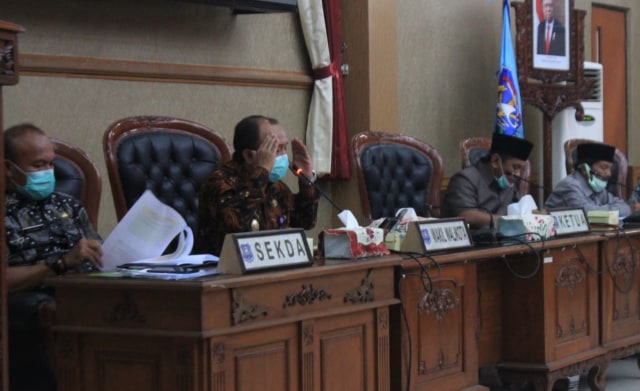 Wakil Wali Kota M. Jumadi menghadiri RDP dengan DPRD Kota Tegal, Selasa (31/3/2020). (foto: setyadi)