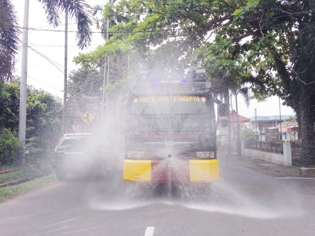 Mobil Watet canon dilibatkan menyemprot disinfektan di Kota Pangkalpinang.