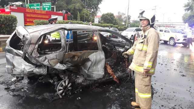 Sebuah mobil Toyota Avanza terbakar di Tol Dalam Kota Arah Slipi. Foto: Dok. Damkar Jakarta Barat.