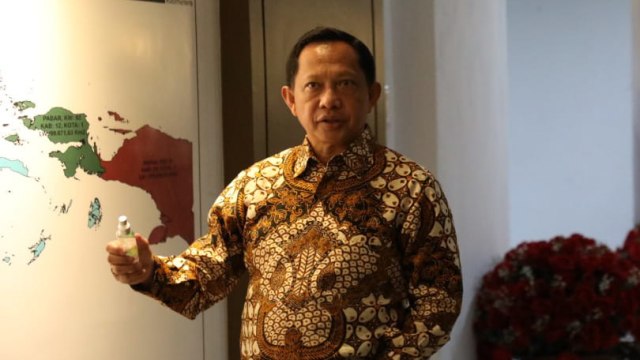 Menteri Dalam Negeri Tito Karnavian menunjuk peta ketika membahas penundaan Pilkada Serentak Foto: Dok. Kemendagri