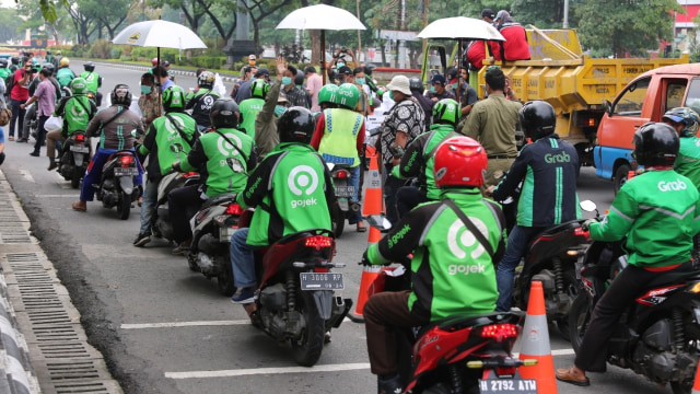 Suasana saat Pemerintah Provinsi Jawa Tengah bagikan 1000 nasi kotak untuk driver ojek online. Foto: Dok. Pemprov Jawa Tengah