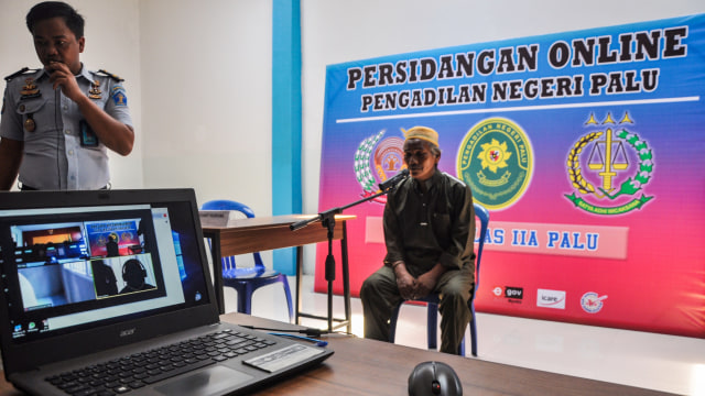 Seorang terdakwa kasus narkoba mengikuti sidang secara daring dari Rumah Tahanan (Rutan) Maesa, Palu, Sulawesi Tengah, Selasa (31/3/2020). Foto: ANTARAFOTO/Eddy Djunaedi