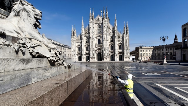 Foto: Penyemprotan Disinfektan di Alun-alun Kota Milan (32254)