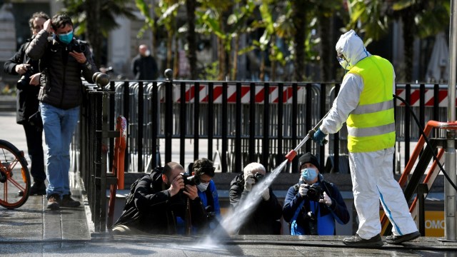 Foto: Penyemprotan Disinfektan di Alun-alun Kota Milan (32250)