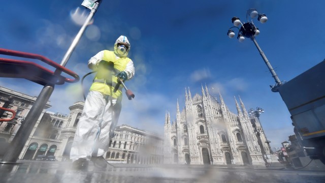 Foto: Penyemprotan Disinfektan di Alun-alun Kota Milan (32253)