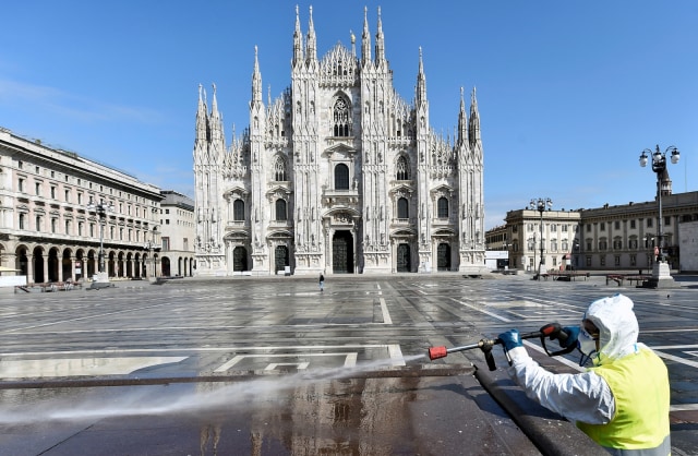 Foto: Penyemprotan Disinfektan di Alun-alun Kota Milan (32252)