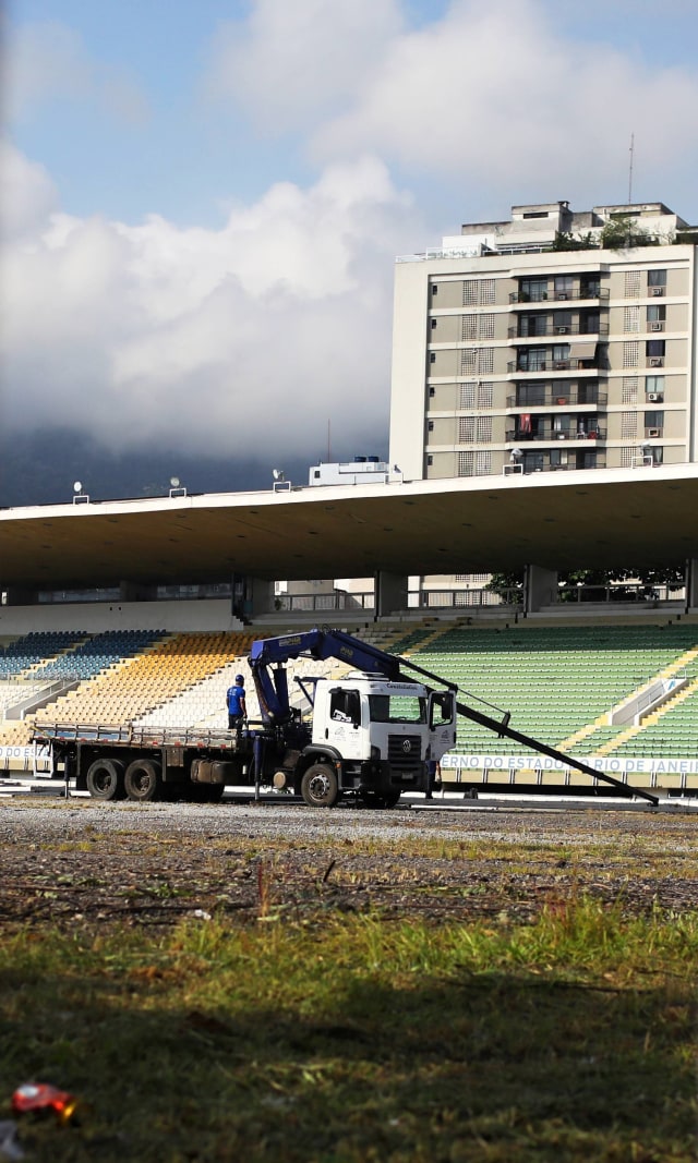Sejumlah truk dan pekerja mengubah Stadion Maracana menjadi rumah sakit darurat corona di Rio de Janeiro, Brasil. Foto: REUTERS/Pilar Olivares