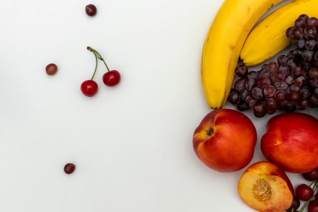 Ilustrasi buah-buahan yang bisa mengatasi kulit kering. Foto: Unsplash