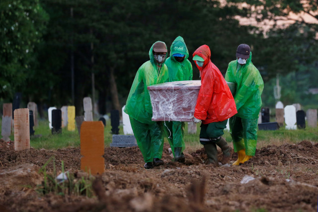 Ilustrasi pemakaman jenazah virus corona. Foto: Reuters/Willy Kurniawan