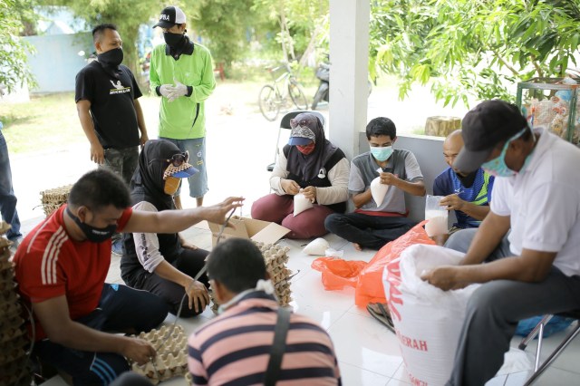 Pemuda Gampong Lambung, Banda Aceh menyiapkan Sembako untuk dibagi kepada warga. Foto; Abdul Hadi/acehkini 