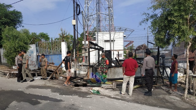Petugas saat lakukan olah TKP, kebakaran bangunan warung milik Didik Prasetyo (30), DI Desa Mojodelik Kecamatan Gayam Bojonegoro. Rabu (01/04/2020) 