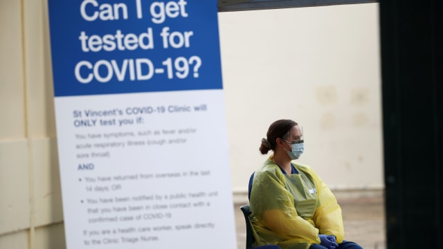 Petugas medis menunggu di klinik pop-ip untuk pengujian virus corona di Pantai Bondi, Sydney, Australia. Foto:  REUTERS / Loren Elliott