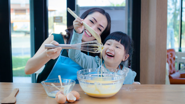 Ilustrasi ibu dan anak memasak saat liburan di rumah. Foto: Shutterstock
