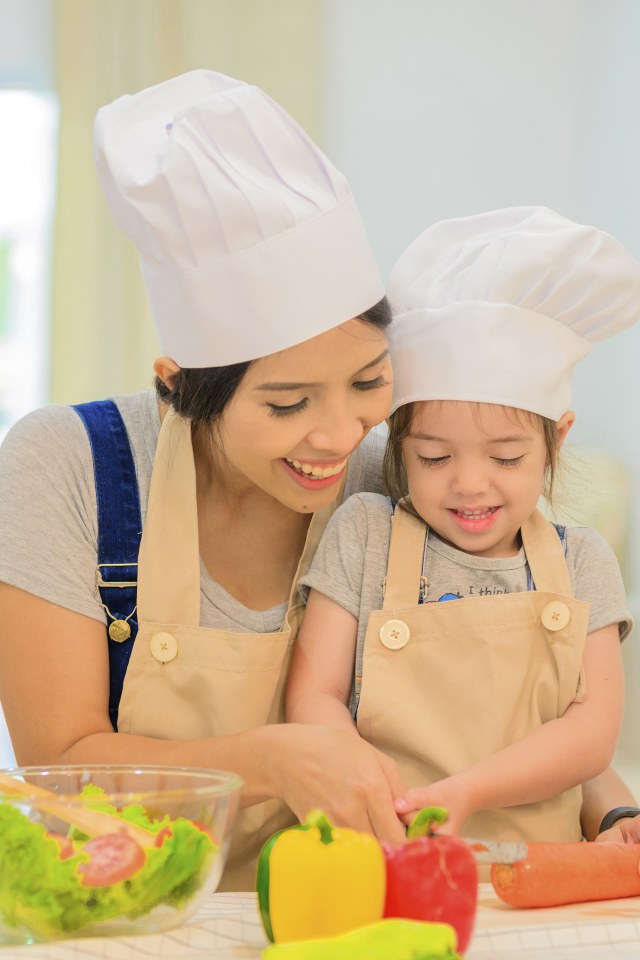 Ilustrasi ibu dan anak main memasak. Foto: Shutterstock