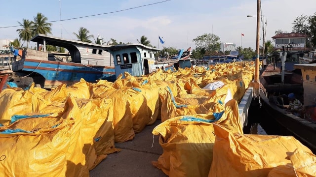 425 bal pakaian impor ilegal disita Bea Cukai dan Polairud Polda Sumut.  Foto: Istimewa