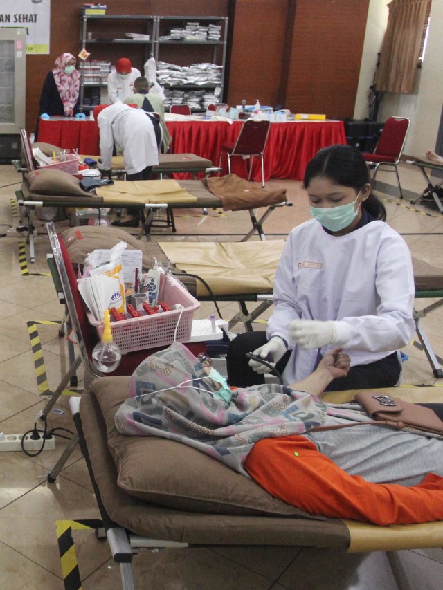 Warga melakukan donor darah di kantor PMI DKI Jakarta di tengah wabah corona. Foto: Dok. PMI