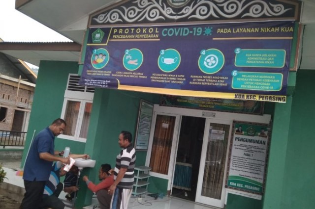 KUA Pegasing Kabupaten Aceh Tengah menyediakan westafel di pintu masuk kantor. Foto: Dok. Kemenag Aceh