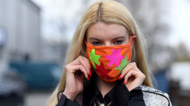 Ilustrasi masker kain. Foto: REUTERS/Andreas Gebert