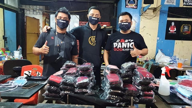 Joly Budikasi (kanan) bersama dengan rekan-rekannya sesaat sebelum membagikan masker kepada masyarakat yang membutuhkan