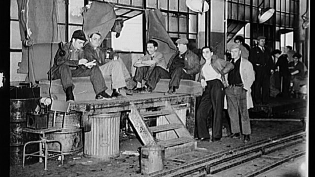 Foto: Para Pekerja Melakukan Aksi Mogok dengan Cara Duduk Berdiam Diri | commons.wikimedia.org