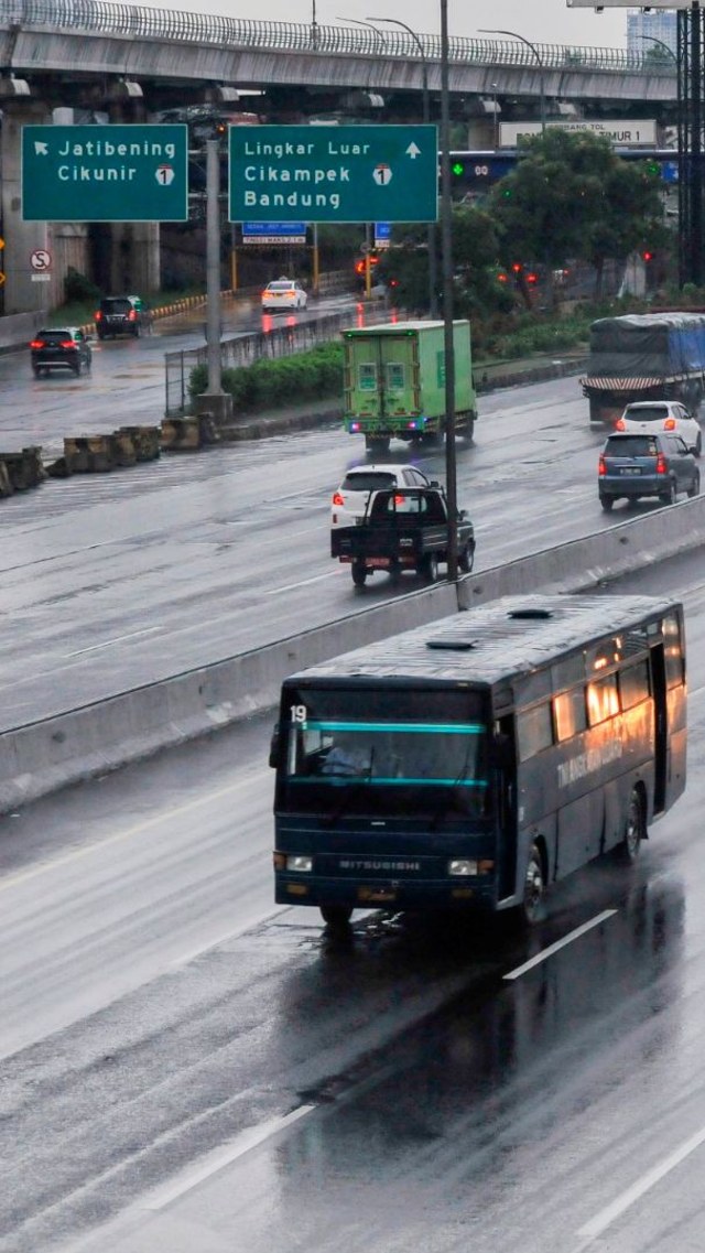 Sejumlah kendaraan melintasi jalan tol Jakarta-Cikampek di Bekasi, Jawa Barat. Foto: ANTARA FOTO/ Fakhri Hermansyah