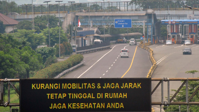 Sejumlah kendaraan keluar gerbang tol Bogor, Ciheuleut, Kota Bogor, Jawa Barat. Foto: ANTARA FOTO/Arif Firmansyah