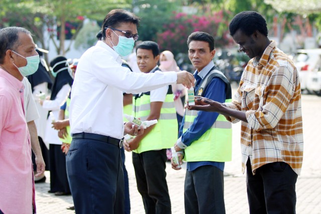 Pembagian hand sanitizer oleh Unsyiah kepada masyarakat. Foto-foto: Humas Unsyiah