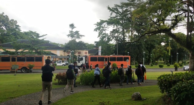 Evakuasi pekerja PTFI di Kuala Kencana, Kota Timika, sesaat setelah pnembakan. (istimewa)